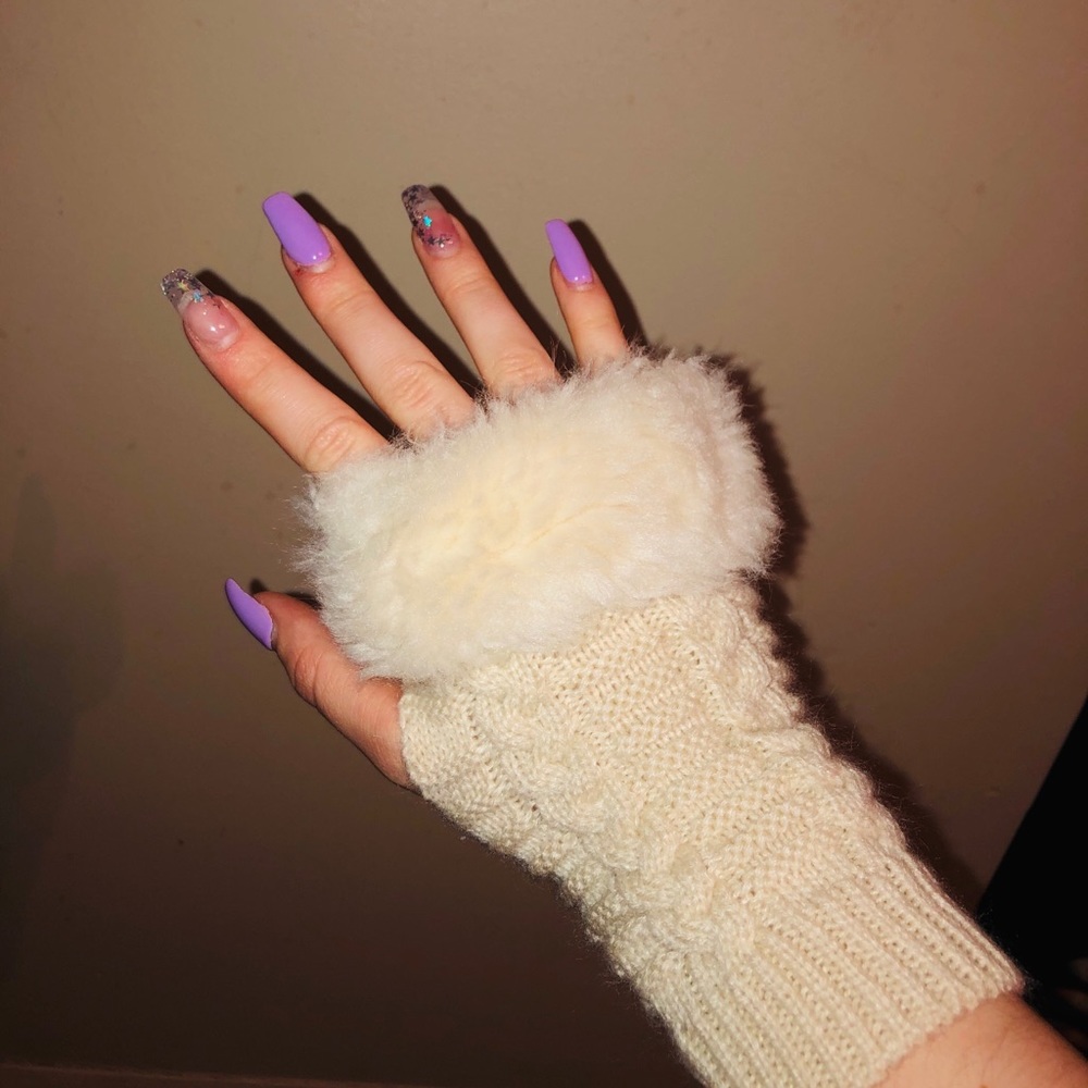 Gloves - Picture 2 of 3